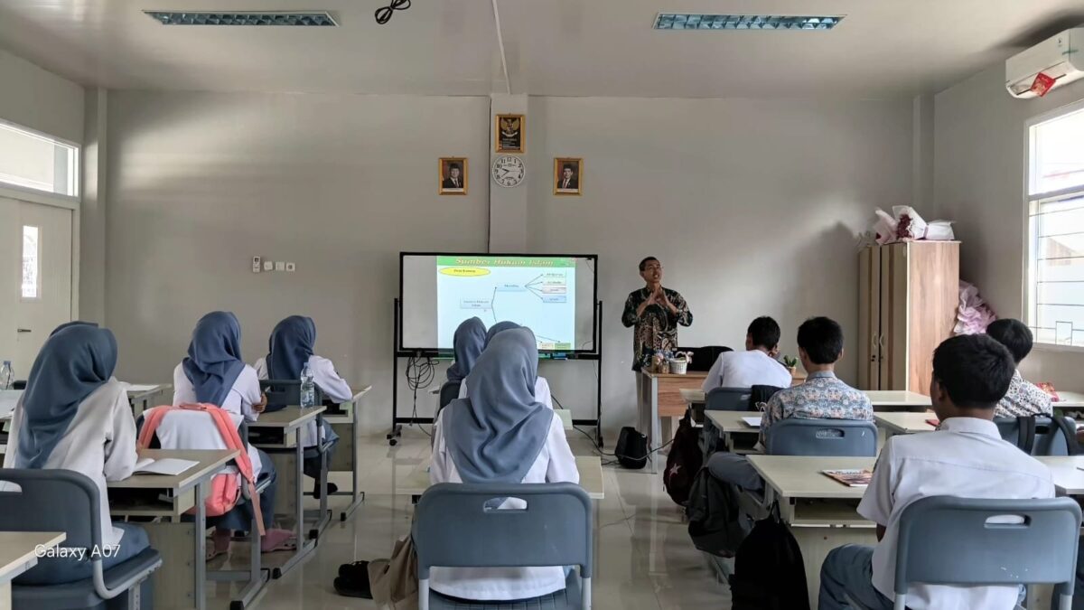 Perkuat Pembelajaran Fikih, MAN 1 Majalengka Terapkan Kurikulum Berbasis Cinta di Kelas XII 8