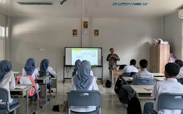 Perkuat Pembelajaran Fikih, MAN 1 Majalengka Terapkan Kurikulum Berbasis Cinta di Kelas XII 8