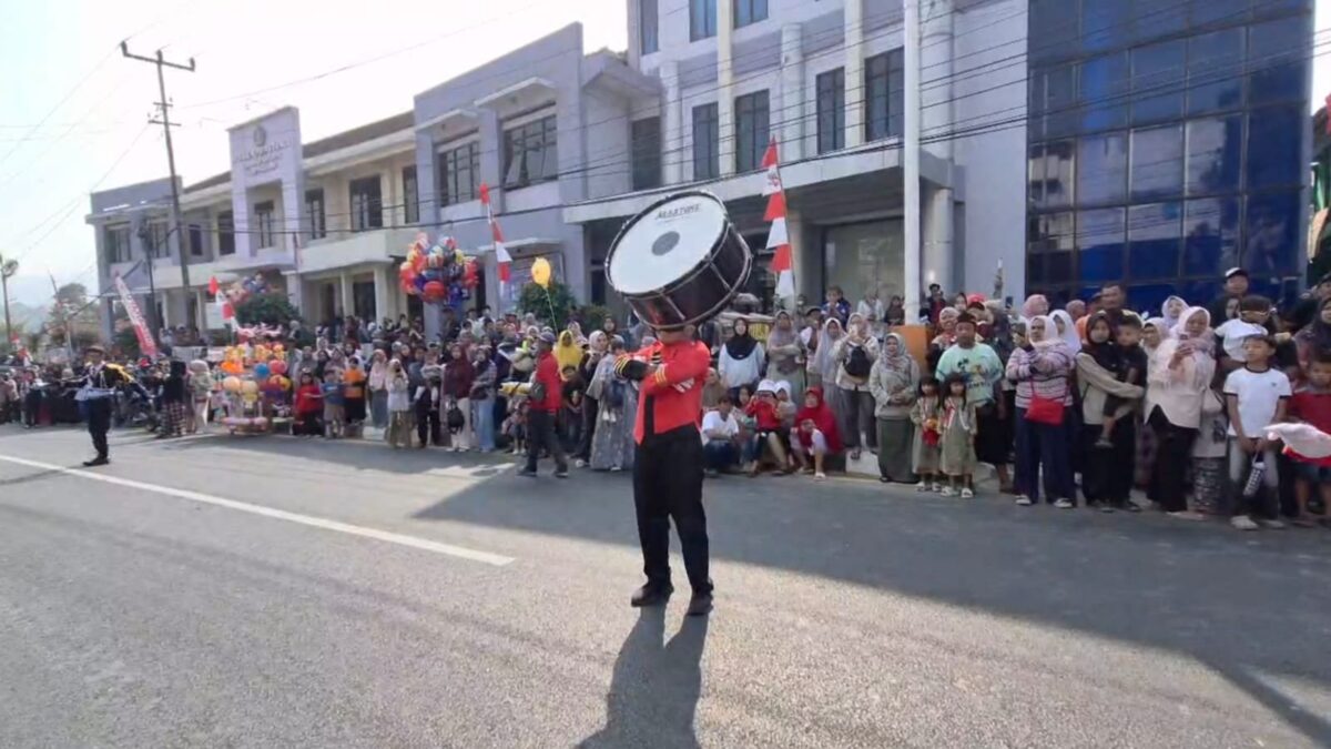 Atraksi Gigit Bass Drum MAN 1 Majalengka Pukau Warga di Karnaval HUT Ke-81 RI Kecamatan Talaga
