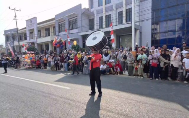 Atraksi Gigit Bass Drum MAN 1 Majalengka Pukau Warga di Karnaval HUT Ke-81 RI Kecamatan Talaga