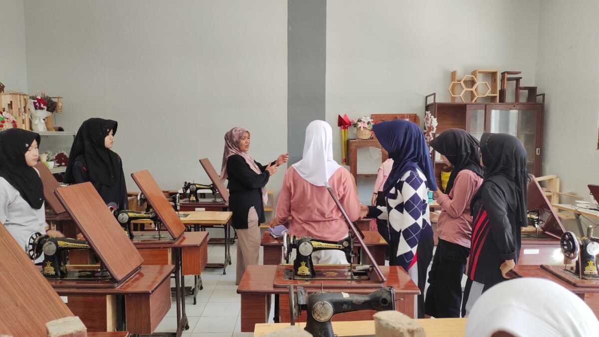 Jaga Kerapian Fasilitas Pembelajaran, Anggota Ekstrakurikuler Tata Busana Gelar Aksi Bersih Lab