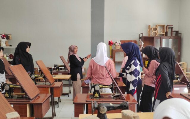 Jaga Kerapian Fasilitas Pembelajaran, Anggota Ekstrakurikuler Tata Busana Gelar Aksi Bersih Lab