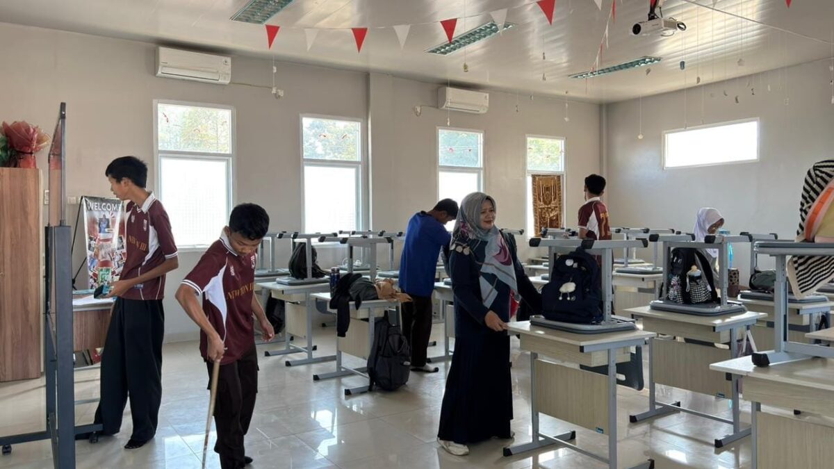 Wujudkan Lingkungan Belajar Kondusif, Siswa Kelas XII.3 MAN 1 Majalengka Gelar Jumat Bersih