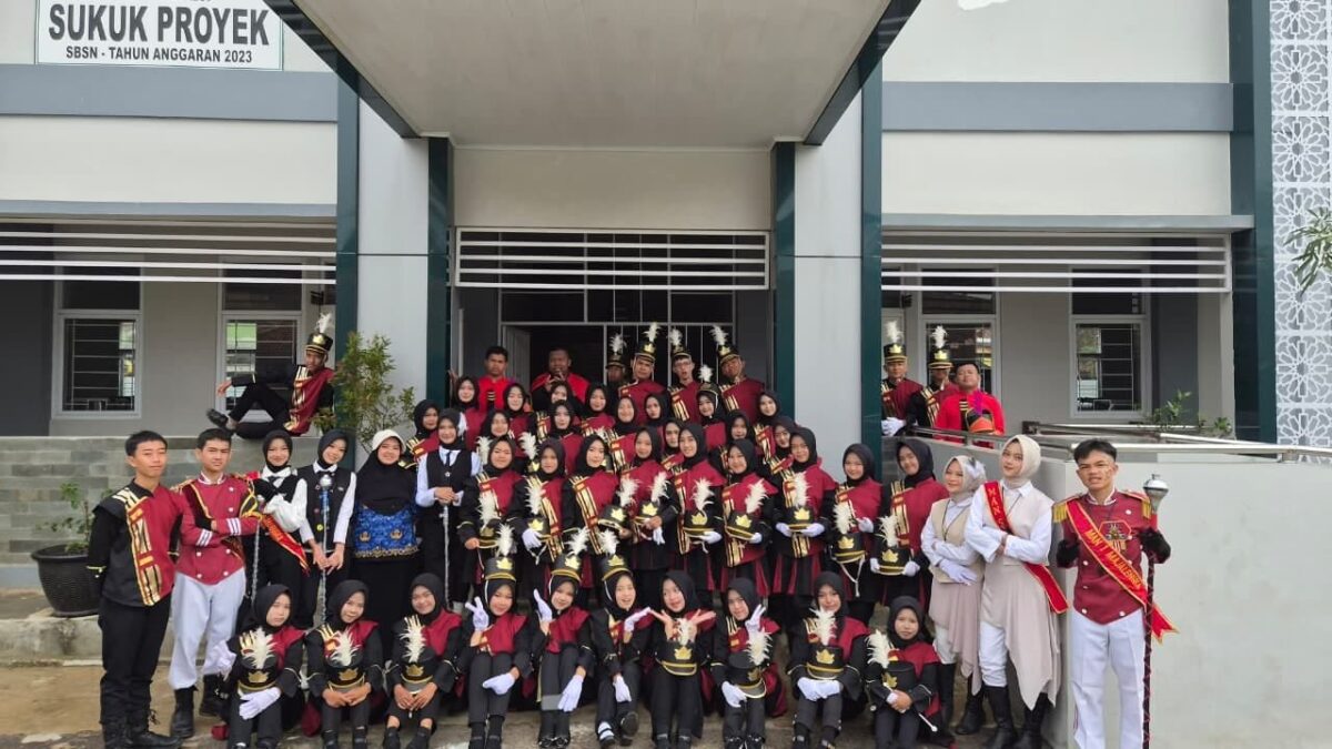 Anggun dan Percaya Diri, Tasya Rahma Sugiana Pimpin Drum Band MAN 1 Majalengka di Karnaval Talaga