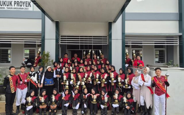 Anggun dan Percaya Diri, Tasya Rahma Sugiana Pimpin Drum Band MAN 1 Majalengka di Karnaval Talaga