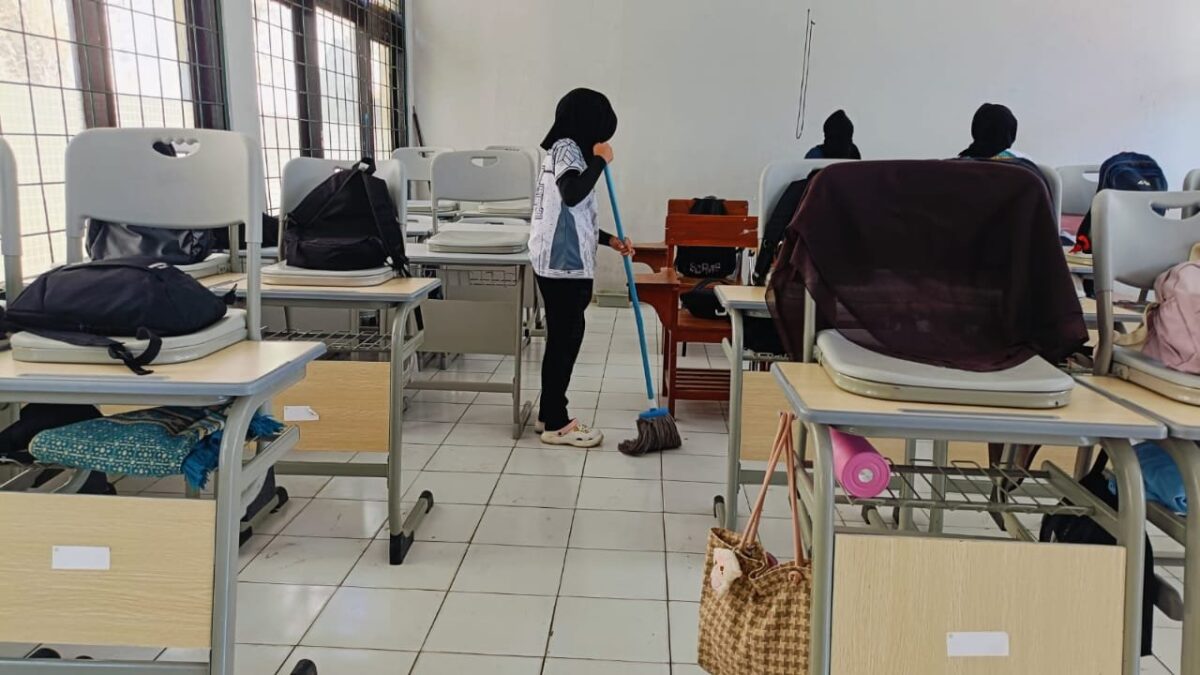 Siswa Kelas X.13 MAN 1 Majalengka Tumbuhkan Kepedulian Lingkungan Melalui Kegiatan Jumat Bersih