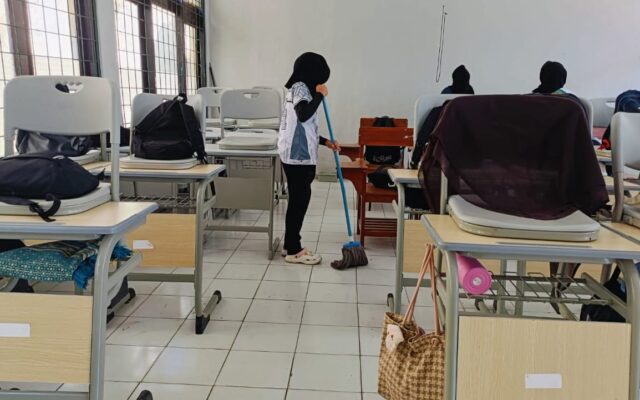 Siswa Kelas X.13 MAN 1 Majalengka Tumbuhkan Kepedulian Lingkungan Melalui Kegiatan Jumat Bersih