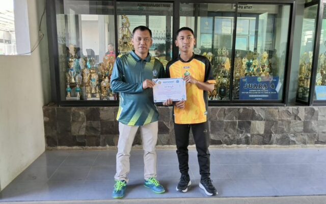 Apresiasi Prestasi Futsal POSMAD Jawa Barat, MAN 1 Majalengka Serahkan Sertifikat Penghargaan kepada Siswa XI-3