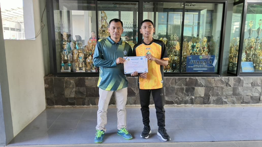 Apresiasi Prestasi Futsal POSMAD Jawa Barat, MAN 1 Majalengka Serahkan Sertifikat Penghargaan kepada Siswa XI-3