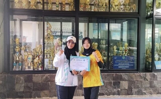 Banggakan Madrasah, Siswi X-2 MAN 1 Majalengka Terima Penghargaan Porseni Jawa Barat