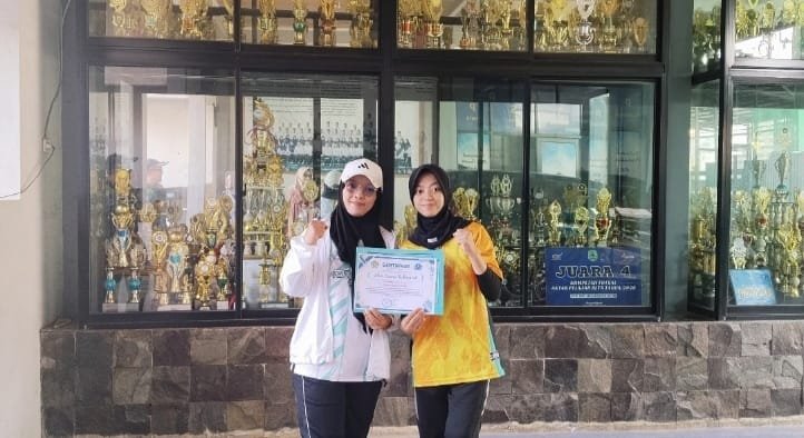 Banggakan Madrasah, Siswi X-2 MAN 1 Majalengka Terima Penghargaan Porseni Jawa Barat