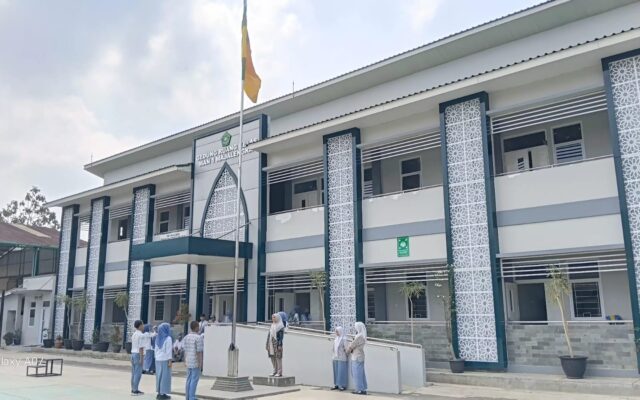 Siapkan Performa Terbaik, Siswa XII-5 MAN 1 Majalengka Latihan Upacara Bersama Paskibra