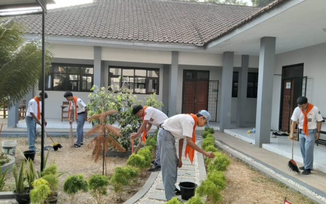 Anggota Palamanta MAN 1 Majalengka Gelar Giat Bersih Lingkungan Madrasah