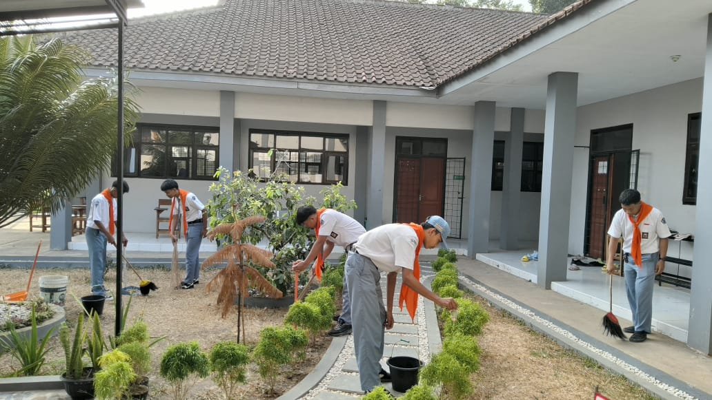 Anggota Palamanta MAN 1 Majalengka Gelar Giat Bersih Lingkungan Madrasah