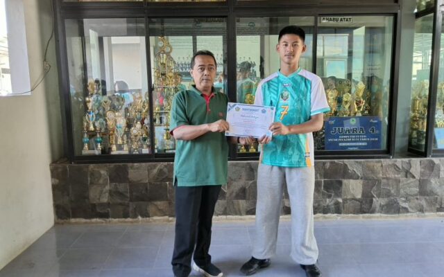 Wali Kelas XI-8 MAN 1 Majalengka Apresiasi Prestasi M. Adrian pada POSMAD 2026