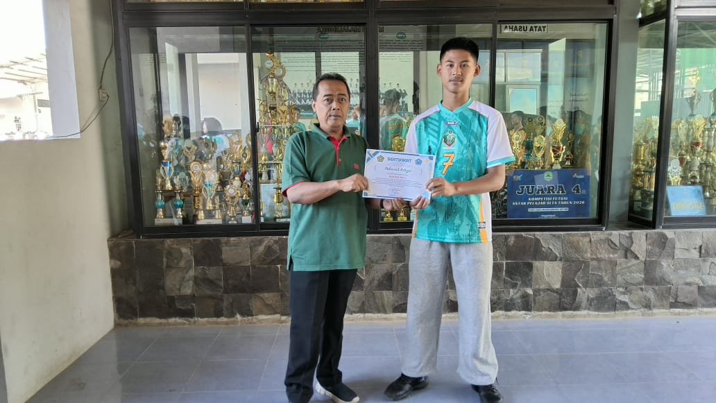 Wali Kelas XI-8 MAN 1 Majalengka Apresiasi Prestasi M. Adrian pada POSMAD 2026