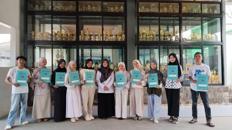 Pengambilan Ijazah Alumni XII.1 MAN 1 Majalengka Berlangsung Penuh Penuh Haru