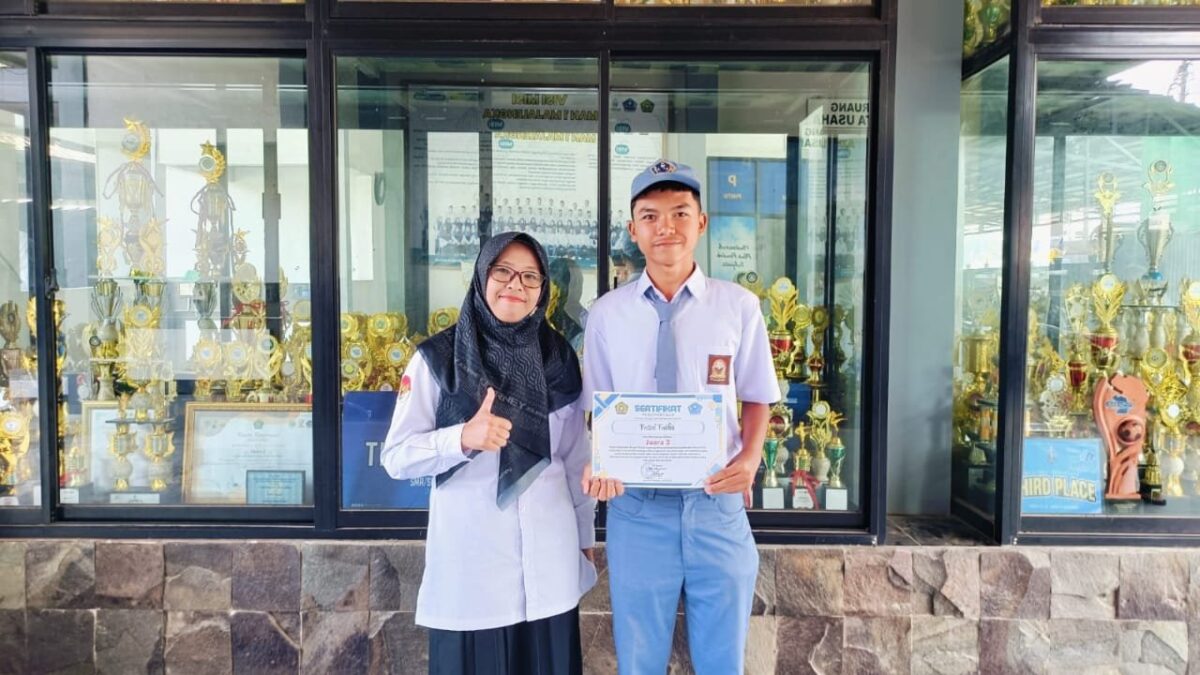 Sabet Juara III Futsal, Faisal Fakhri Siswa X.13 MAN 1 Majalengka Terima Penghargaan Madrasah