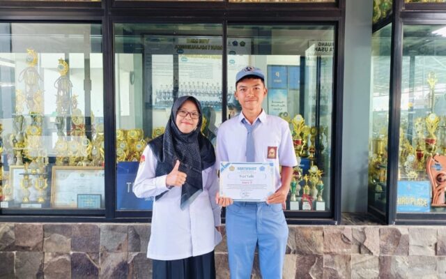 Sabet Juara III Futsal, Faisal Fakhri Siswa X.13 MAN 1 Majalengka Terima Penghargaan Madrasah