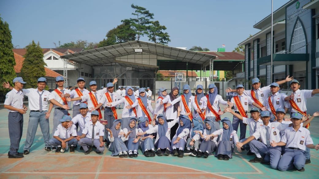 Hasil Latihan Intensif, Siswa Kelas XII.5 MAN 1 Majalengka Sukses Kawal Upacara Penutup Agustus