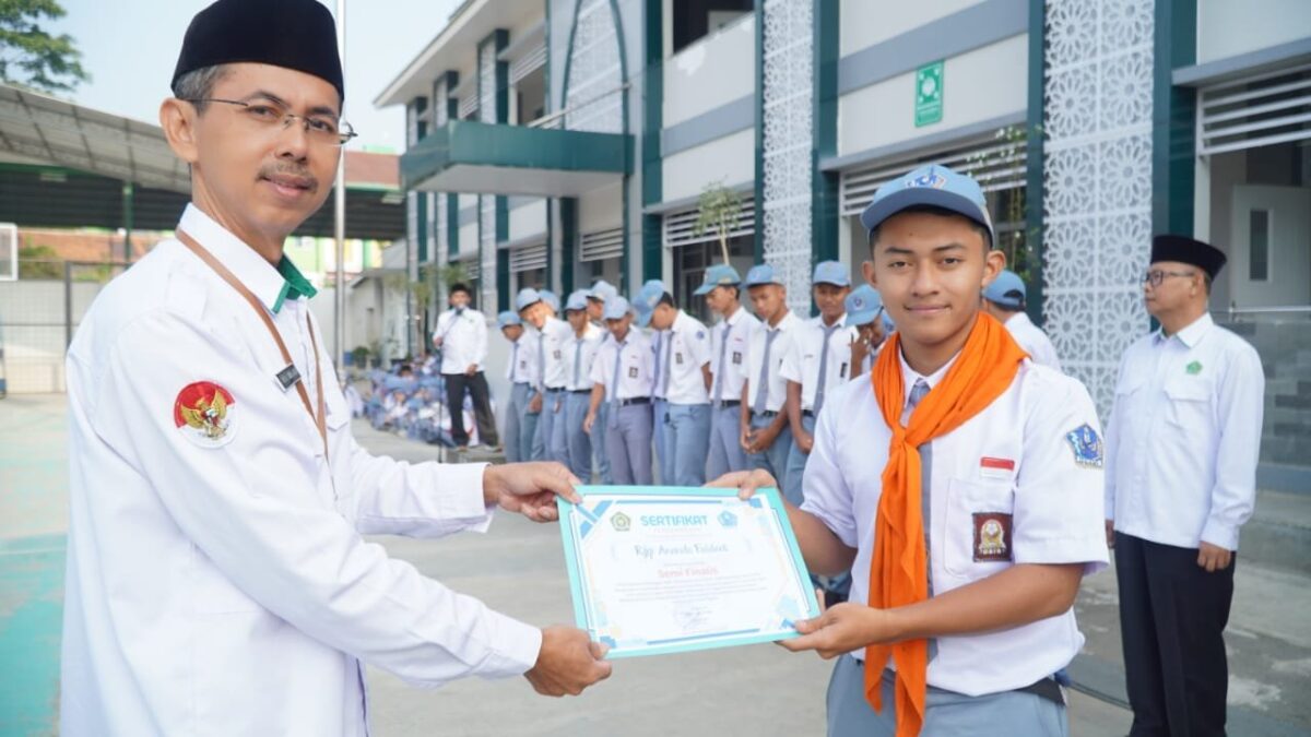 Raih Prestasi di Level Jawa, Siswa MAN 1 Majalengka Terima Penghargaan Wall Climbing