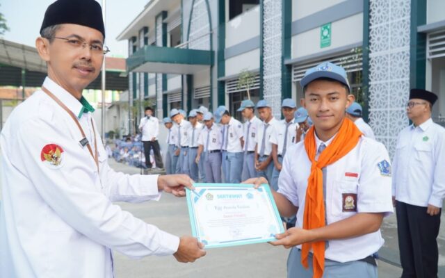 Raih Prestasi di Level Jawa, Siswa MAN 1 Majalengka Terima Penghargaan Wall Climbing