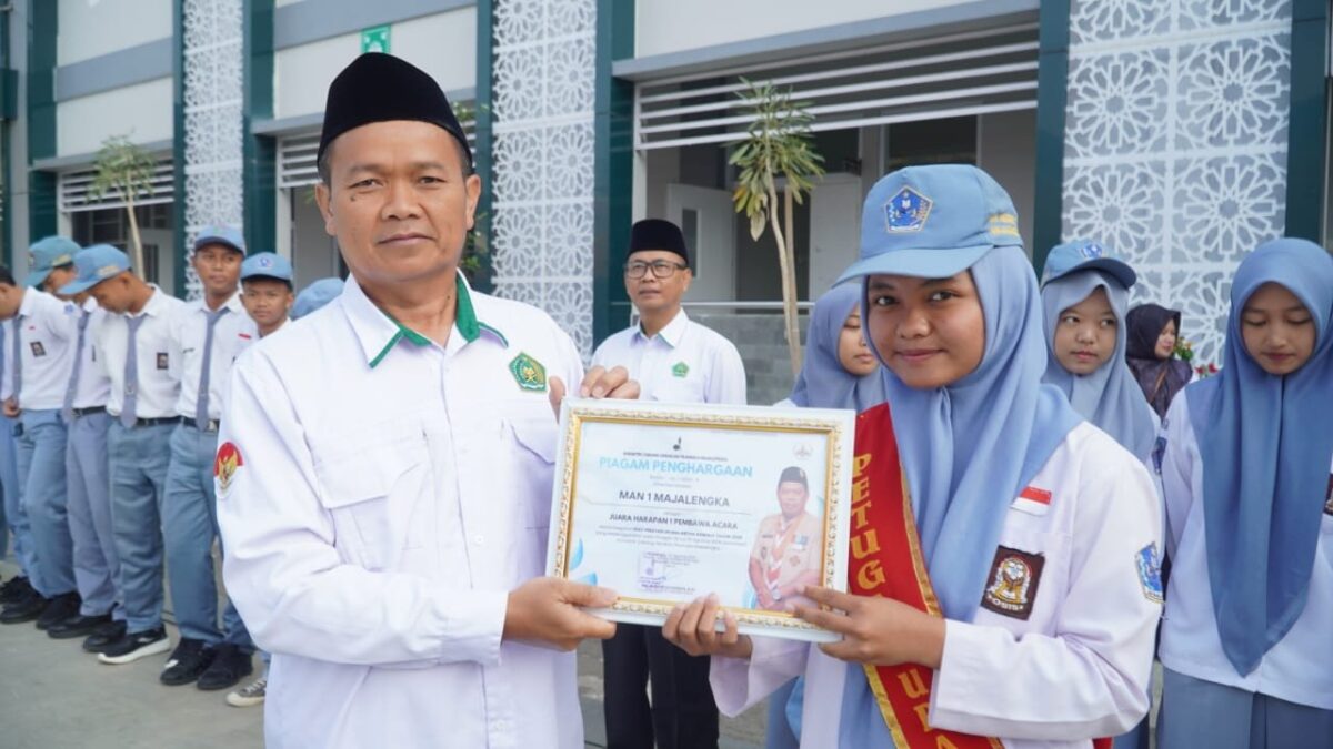 MAN 1 Majalengka Beri Penghargaan Siswi Berprestasi pada Ajang Pramuka