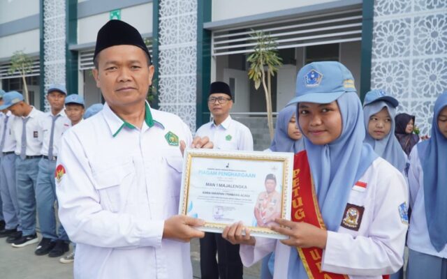 MAN 1 Majalengka Beri Penghargaan Siswi Berprestasi pada Ajang Pramuka