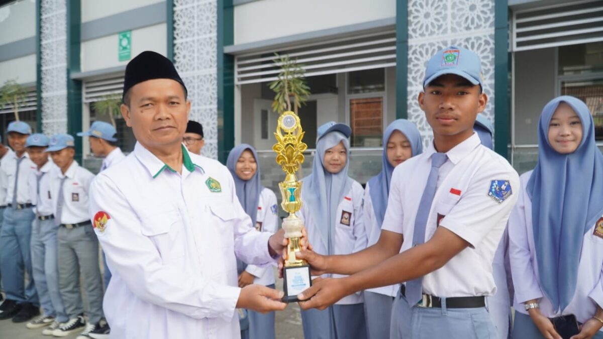 MAN 1 Majalengka Terima Piala Kejuaraan Giat Prestasi VII dan Artha Sawala 2026