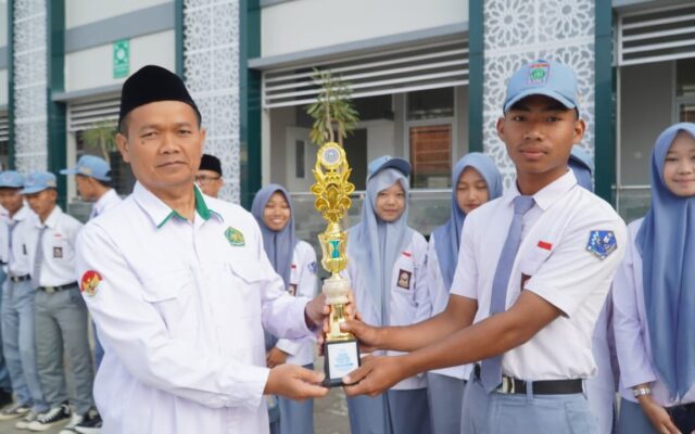 MAN 1 Majalengka Terima Piala Kejuaraan Giat Prestasi VII dan Artha Sawala 2026