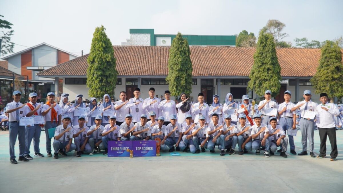 MAN 1 Majalengka Berikan Penghargaan Kepada Siswa Berprestasi Bidang Olahraga dan Pramuka