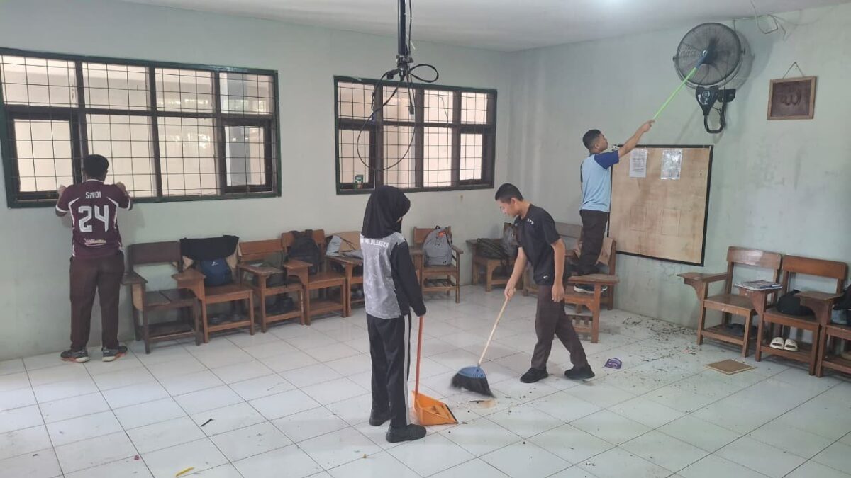 Siswa Kelas XI-6 MAN 1 Majalengka Antusias Ikuti Program Pembiasaan Jumat Bersih
