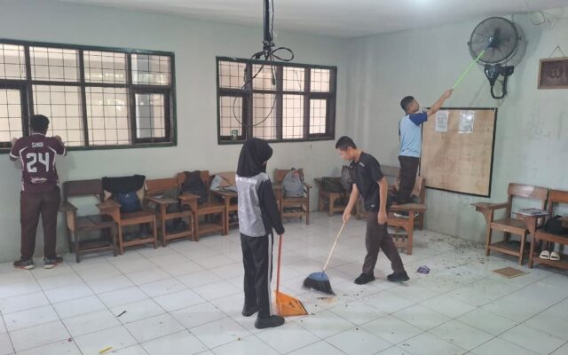 Siswa Kelas XI-6 MAN 1 Majalengka Antusias Ikuti Program Pembiasaan Jumat Bersih
