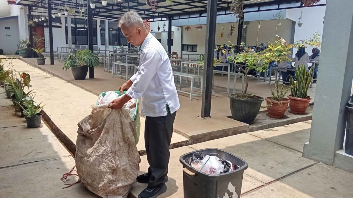 Caraka MAN 1 Majalengka Gelar Aksi Kebersihan Lingkungan Madrasah Demi Kenyamanan Layanan