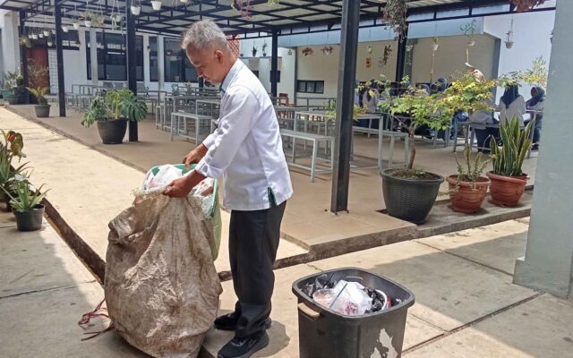 Caraka MAN 1 Majalengka Gelar Aksi Kebersihan Lingkungan Madrasah Demi Kenyamanan Layanan