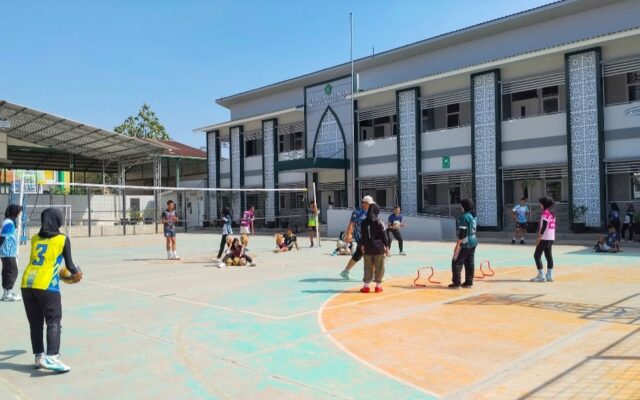 Mantapkan Persiapan Porseni Jawa Barat 2026, Atlet Bola Voli MAN 1 Majalengka Gelar Latihan Intensif
