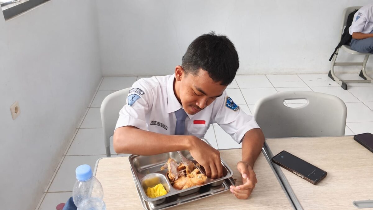 Siswa Kelas X.1 MAN 1 Majalengka Antusias Ikuti Program MBG