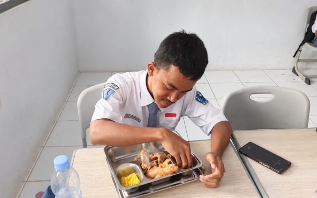 Siswa Kelas X.1 MAN 1 Majalengka Antusias Ikuti Program MBG
