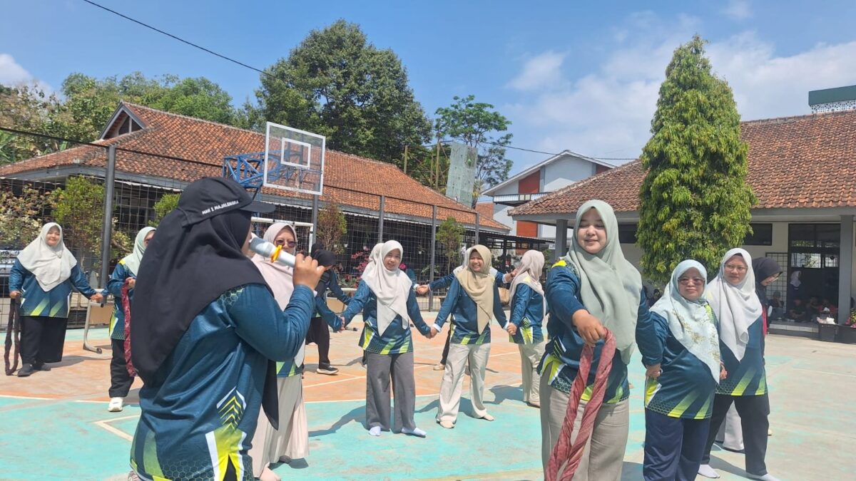 Kompak dan Seru, Tim Guru MAN 1 Majalengka Taklukkan Lomba Estafet Sarung