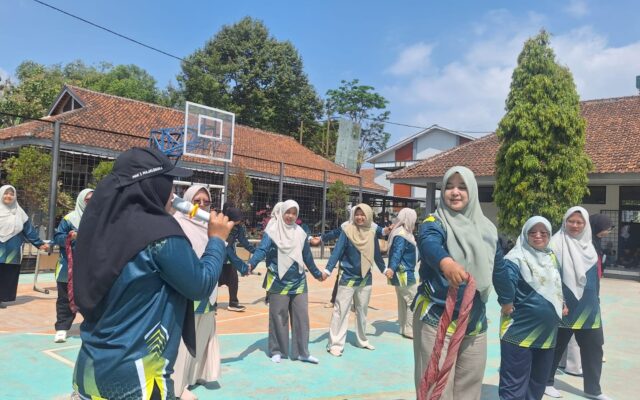 Kompak dan Seru, Tim Guru MAN 1 Majalengka Taklukkan Lomba Estafet Sarung
