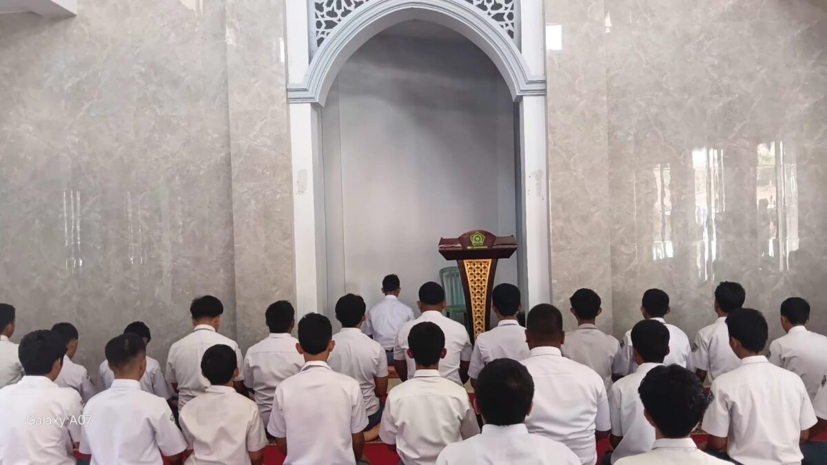 Implementasi Kurikulum Berbasis Cinta, Siswa MAN 1 Majalengka Antusias Salat Zuhur Berjamaah