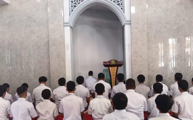 Implementasi Kurikulum Berbasis Cinta, Siswa MAN 1 Majalengka Antusias Salat Zuhur Berjamaah