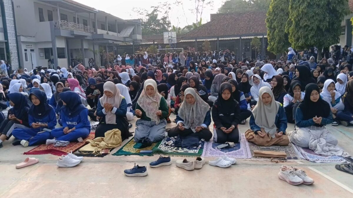 Awali Jalan Santai HUT ke-81 RI, Civitas Akademika MAN 1 Majalengka Gelar Salat Dhuha Bersama