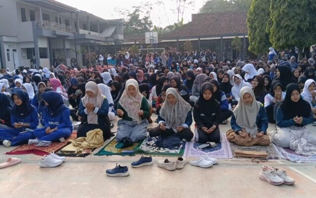 Awali Jalan Santai HUT ke-81 RI, Civitas Akademika MAN 1 Majalengka Gelar Salat Dhuha Bersama