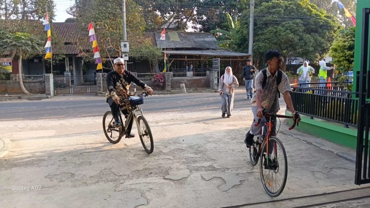 Guru dan Siswa MAN 1 Majalengka Pelopori Gerakan Bersepeda ke Madrasah