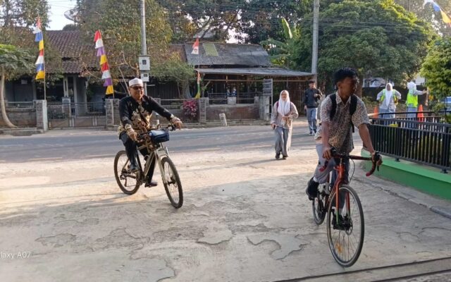 Guru dan Siswa MAN 1 Majalengka Pelopori Gerakan Bersepeda ke Madrasah