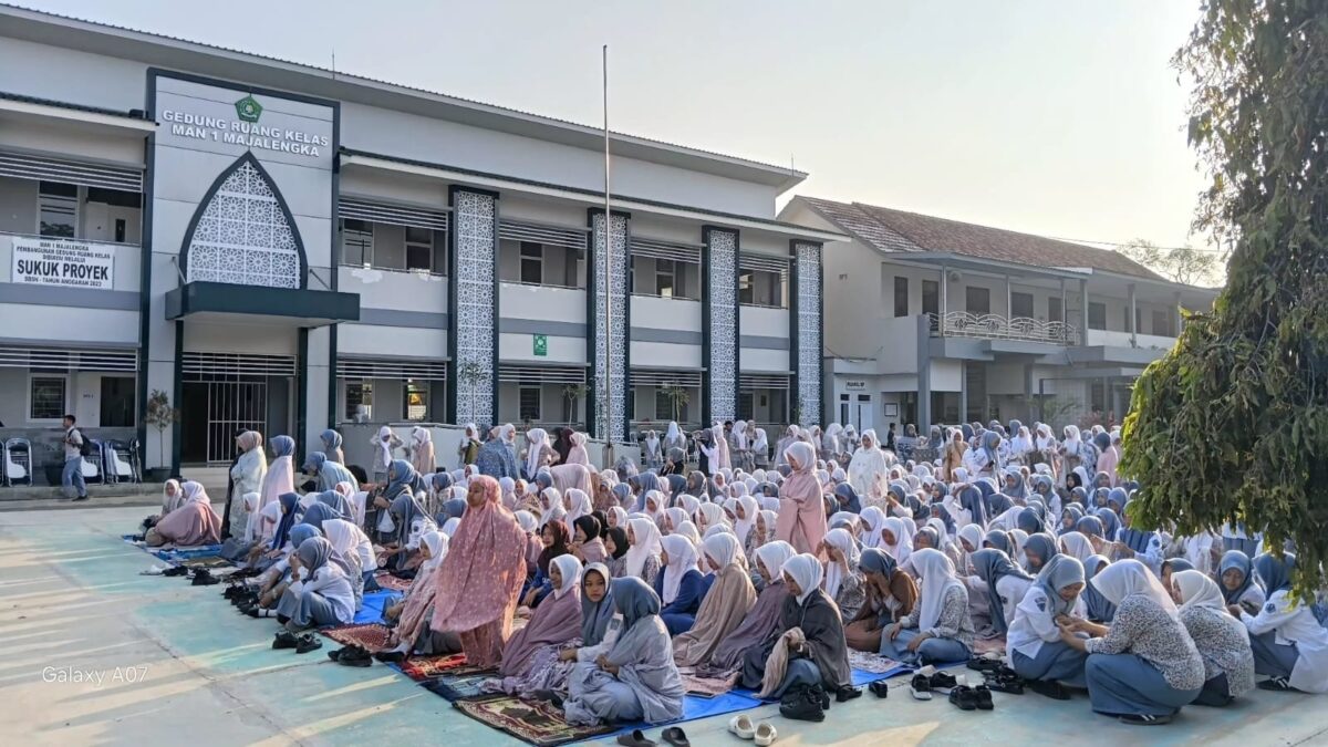 Tingkatkan Kebugaran dan Ketaqwaan, Siswi MAN 1 Majalengka Gelar Sholat Dhuha Berjamaah