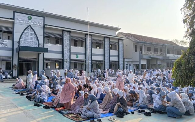 Tingkatkan Kebugaran dan Ketaqwaan, Siswi MAN 1 Majalengka Gelar Sholat Dhuha Berjamaah