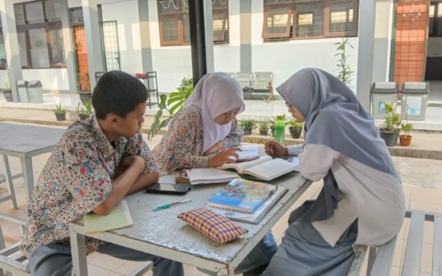 Persiapkan Generasi Berprestasi, MAN 1 Majalengka Gelar Bimbingan Intensif OMI Ekonomi