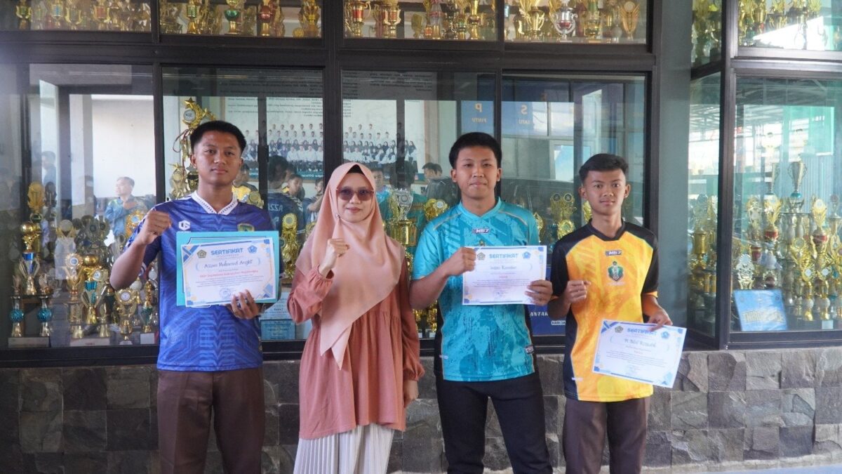 Apresiasi Atlet Muda, Plt. Kepala MAN 1 Majalengka Serahkan Penghargaan Siswa XII-6